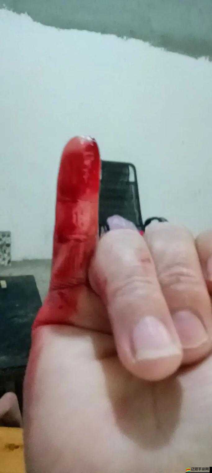 一個(gè)手指頭就疼成這樣視頻：太夸張了吧