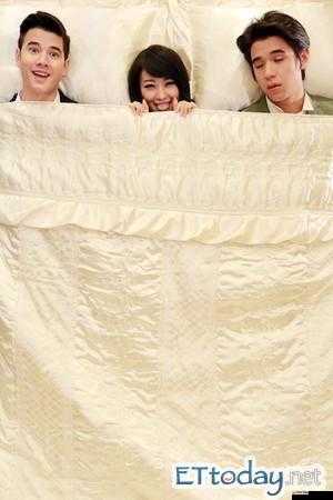 兩男一女激情互動(dòng)：探索禁忌之愛(ài)的奧秘