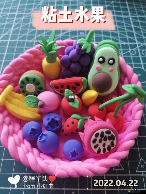 將水果放在小洞里搗碎后可制作出美味的水果泥