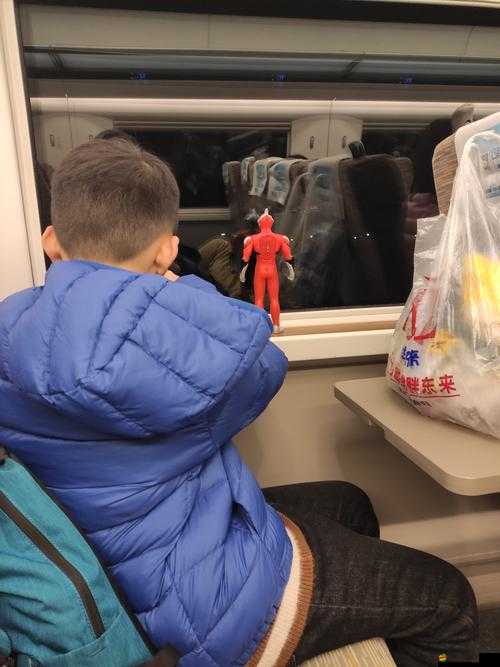 男生戴玩具出門體驗：新奇有趣的別樣經歷