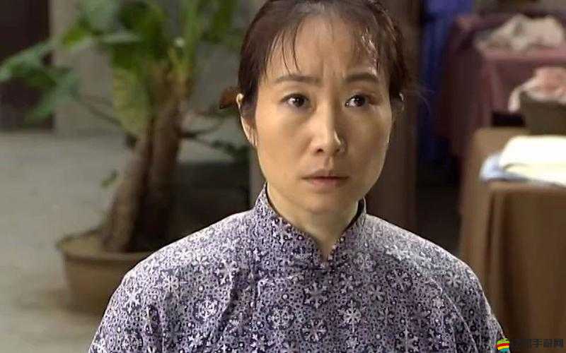 蘭姨捂住嘴巴怕發(fā)出聲音背后有重大更新即將揭曉