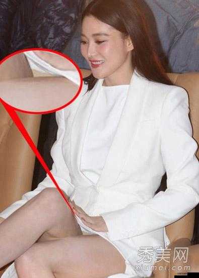 少婦蹲下雙腿張開裙底走光：私密春光引發(fā)的熱議