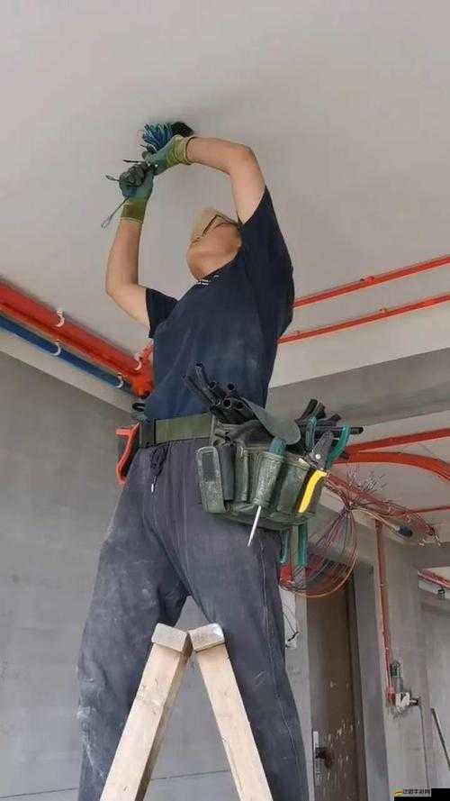 水電工闖入獨居熟女家中：插入后的驚人真相