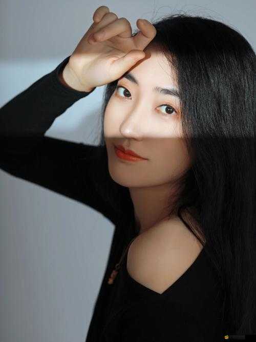 大奶老婦女裸體翻開黑逼：私密時刻的震撼之美