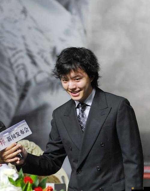 巨大黑人 rapper 展現(xiàn)獨特音樂風格與魅力的舞臺王者之路