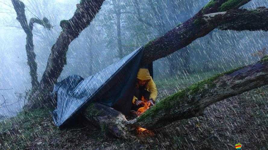 在外回り中突然遭遇大雨 只得找地方避雨一宿
