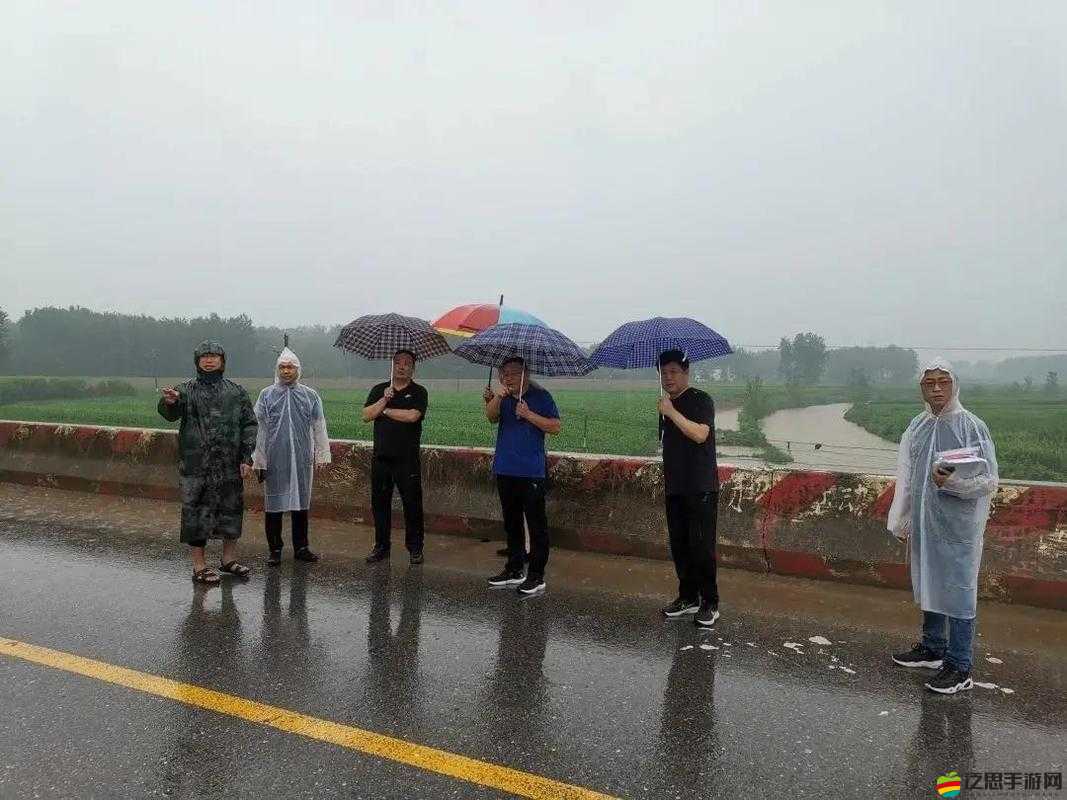 風(fēng)雨中的守望：女兒為船上父親送飯