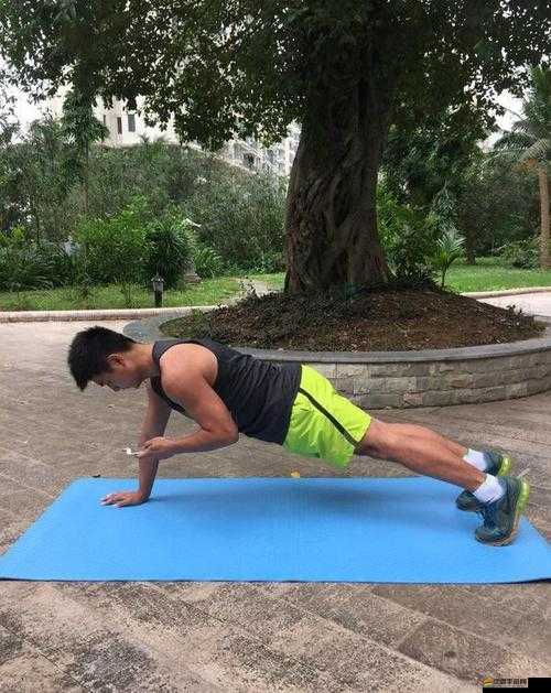 男女生上下拱 120 秒：探究背后的身體協調與力量挑戰