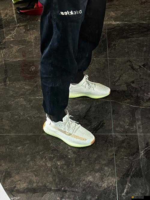 椰子 350v2 亞洲限定版：水泥灰與奶油白的完美融合