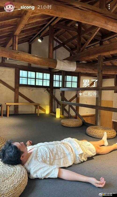 累了一天，回到家發(fā)現(xiàn)女友在沙發(fā)上睡著了，她身上蓋著我的外套