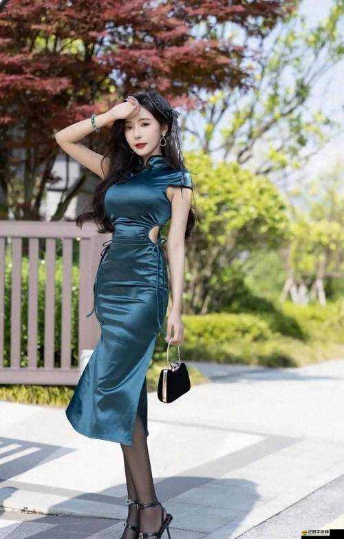 萌白醬旗袍半開襟和展現傳統服飾之美與優雅氣質