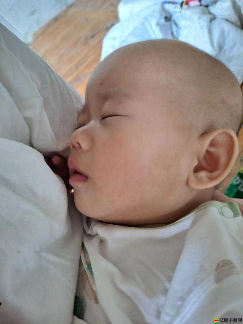 寶寶一哭就把手放嘴巴里，這是為什么呢？