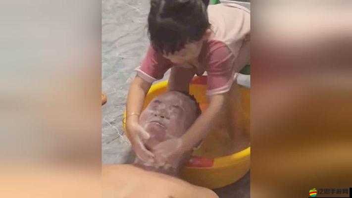 寶寶乖乖讓爸爸在水池里洗頭的溫馨畫面