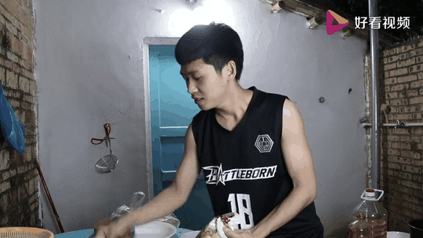 男女搭配，干活不累：一起制作豆漿的溫馨場景