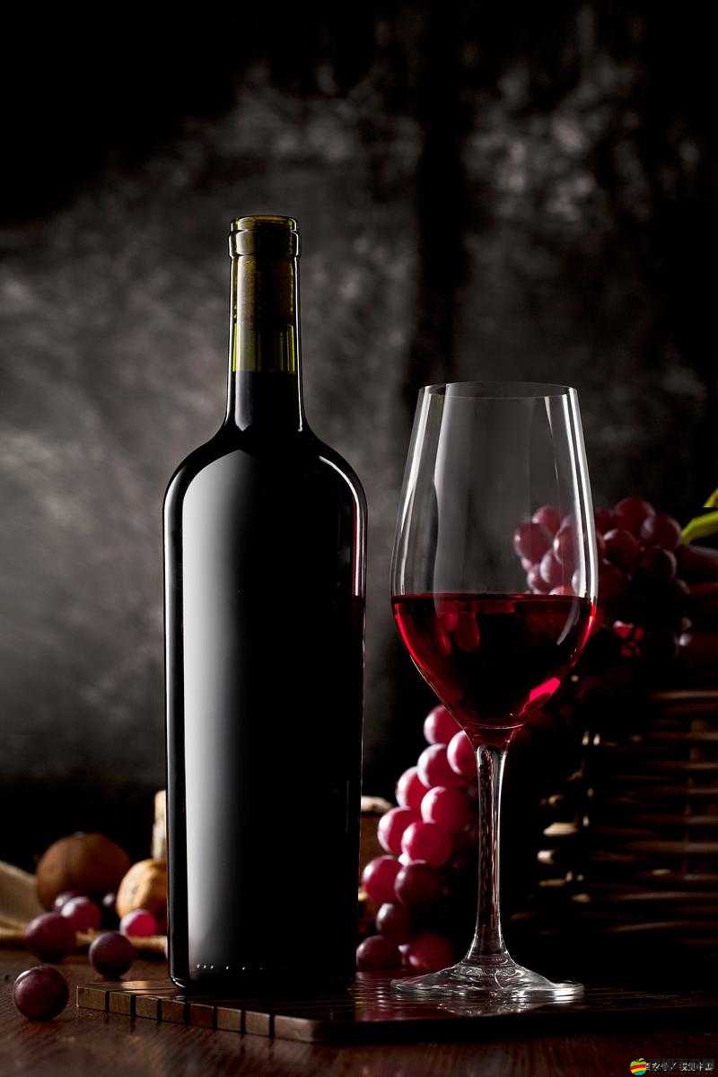 整瓶紅酒倒入下面，一飲而盡：極致體驗還是冒險行為？