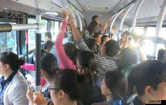 在擁擠的公交車上，他和她意外地相遇了