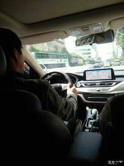 在公交車上弄到高 C 了最后一排：一個禁忌的快感體驗