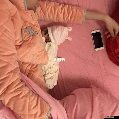 寶寶躺著時雙腿上翹，好萌啊