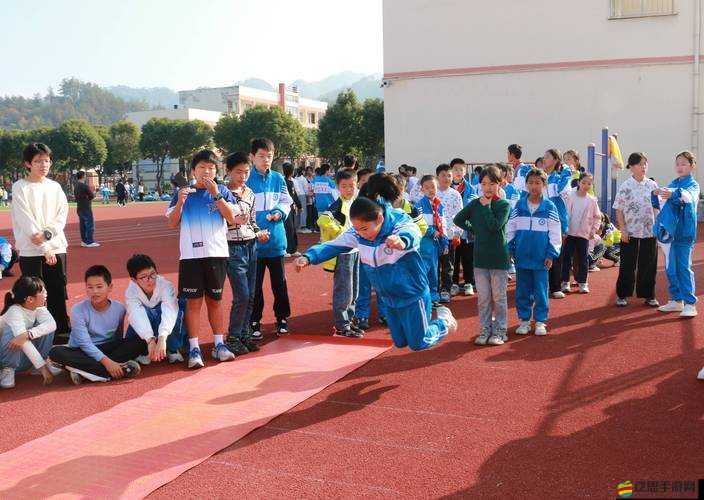 運動會上的趣味瞬間：師生同場競技，歡笑與汗水交織