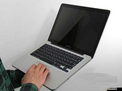 MACBOOK 少女的時(shí)尚科技之旅