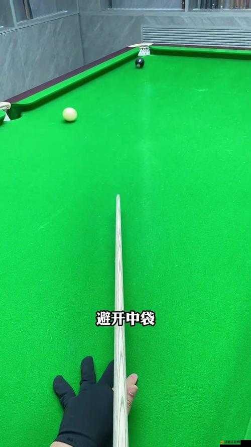 臺球大師如何巧妙避免白球不慎落袋？技巧大揭秘！